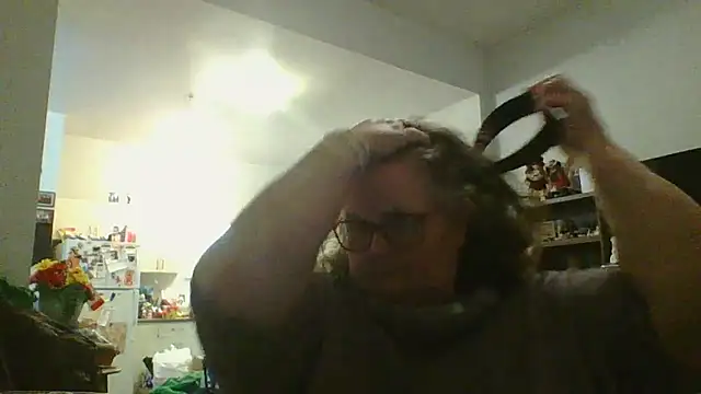 Snapshot of TiguhguhrsRose chatting on 11/18/25, 03:23 TiguhguhrsRose online show from 11/18/25, 03:23