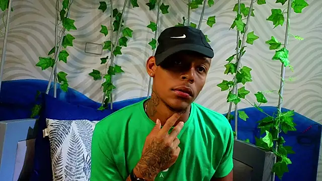 Snapshot of xander_molina chatting on 11/14/25, 04:33 xander molina online show from 11/14/25, 04:33