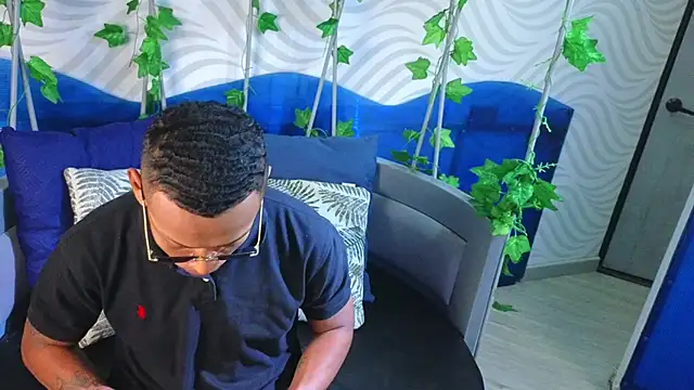 Snapshot of xander_molina chatting on 11/15/25, 03:48 xander molina online show from 11/15/25, 03:48