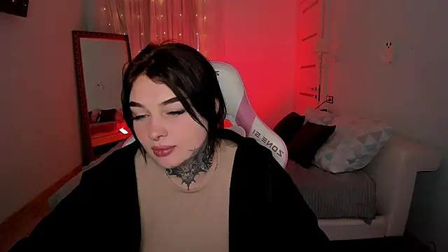 EmilyWoods  online show from 11/17/25, 08:20