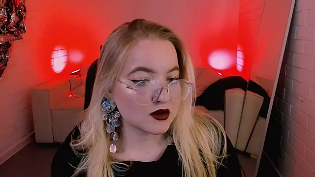 Snapshot of EllaPower chatting on 11/15/25, 03:08 EllaPower online show from 11/15/25, 03:08