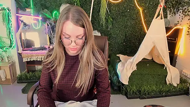 SandraLindsey online show from 11/14/25, 03:33