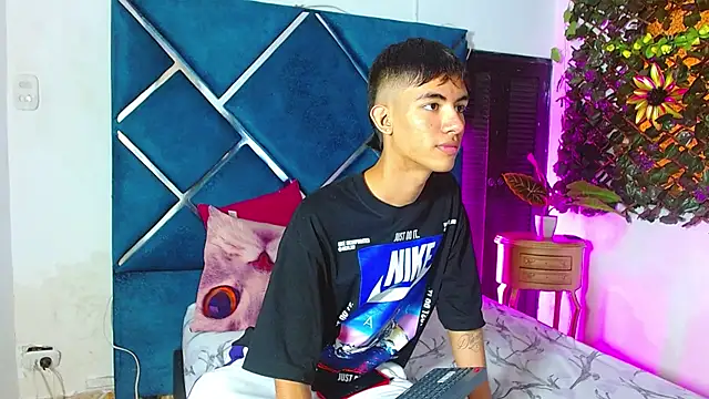 JamesConnor001 online show from 11/17/25, 07:19