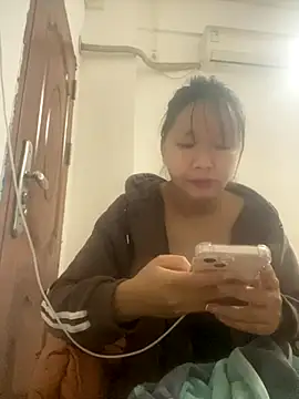 yiyi0316 online show from 11/21/25, 04:49