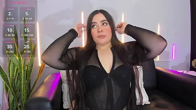 Snapshot of Monserrat_J chatting on 11/20/25, 01:39 Monserrat J online show from 11/20/25, 01:39