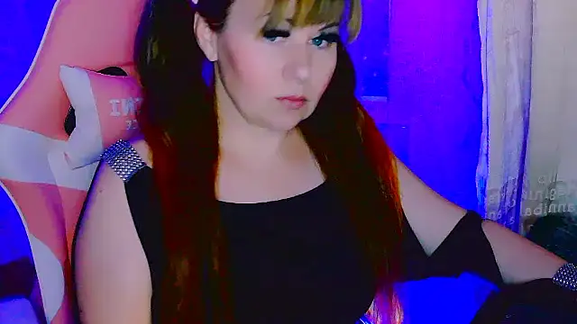 Snapshot of BESTLOLA chatting on 11/17/25, 10:43 BESTLOLA online show from 11/17/25, 10:43