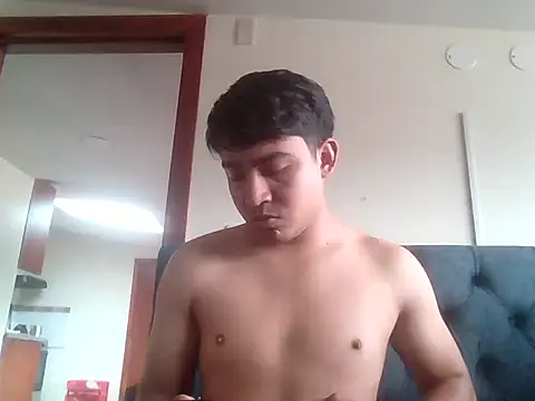 Snapshot of augustboyy chatting on 11/17/25, 02:45 augustboyy online show from 11/17/25, 02:45