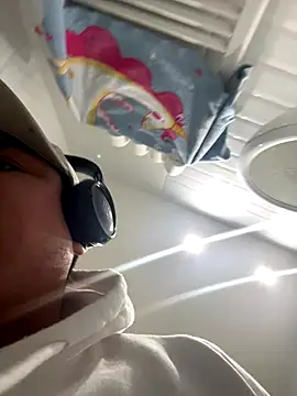 Snapshot of Pelotas2000 chatting on 11/17/25, 02:17 Pelotas2000 online show from 11/17/25, 02:17