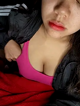 Snapshot of Xiu-L chatting on 11/19/25, 12:54 Xiu-L online show from 11/19/25, 12:54