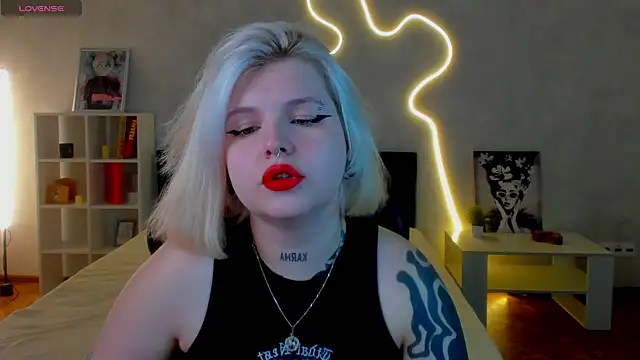 Snapshot of shadow__purrr chatting on 11/18/25, 01:22 shadow purrr online show from 11/18/25, 01:22