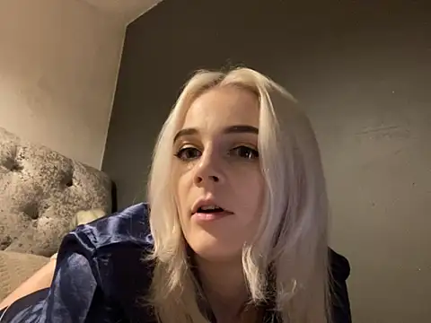 Snapshot of BellaJade_ chatting on 11/18/25, 06:45 BellaJade online show from 11/18/25, 06:45