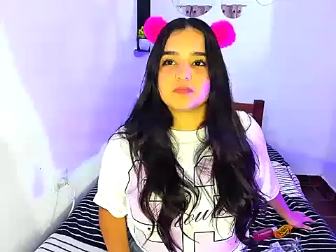 Snapshot of Babyhoney18 chatting on 11/18/25, 01:00 Babyhoney18 online show from 11/18/25, 01:00