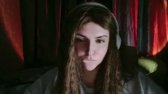 Snapshot of DaraSecret chatting on 11/18/25, 01:22 DaraSecret online show from 11/18/25, 01:22