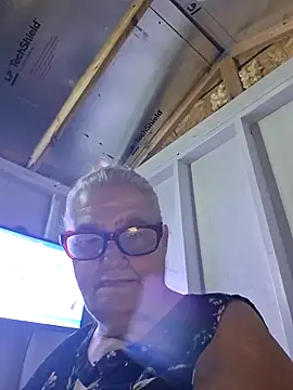 Snapshot of bella5757 chatting on 11/22/25, 11:26 bella5757 online show from 11/22/25, 11:26