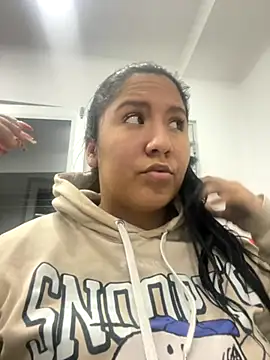 Snapshot of MadissonFoxx_1 chatting on 11/22/25, 01:04 MadissonFoxx 1 online show from 11/22/25, 01:04