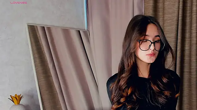 SusanaSchiesher online show from 11/23/25, 05:51