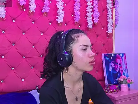 Snapshot of Nanis_James15 chatting on 11/23/25, 02:44 Nanis James15 online show from 11/23/25, 02:44