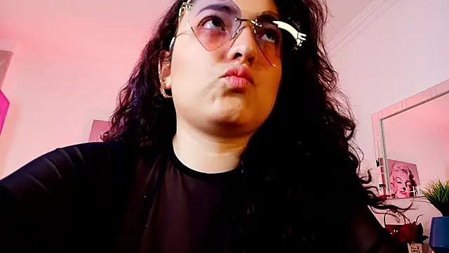 Roxxie saenz   online show from 11/25/25, 11:21