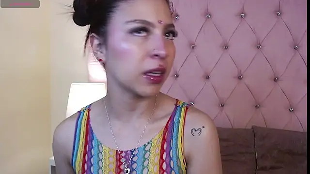 Snapshot of Hillary_Thomson chatting on 11/24/25, 01:00 Hillary Thomson online show from 11/24/25, 01:00