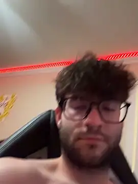 Snapshot of giganticgeorge chatting on 11/22/25, 04:44 giganticgeorge online show from 11/22/25, 04:44