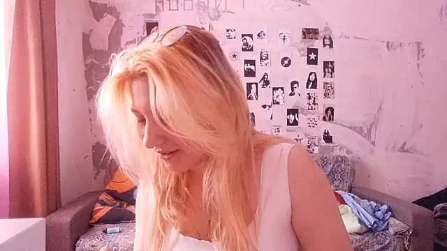 Snapshot of BirgitLanghorn chatting on 11/24/25, 10:37 BirgitLanghorn online show from 11/24/25, 10:37