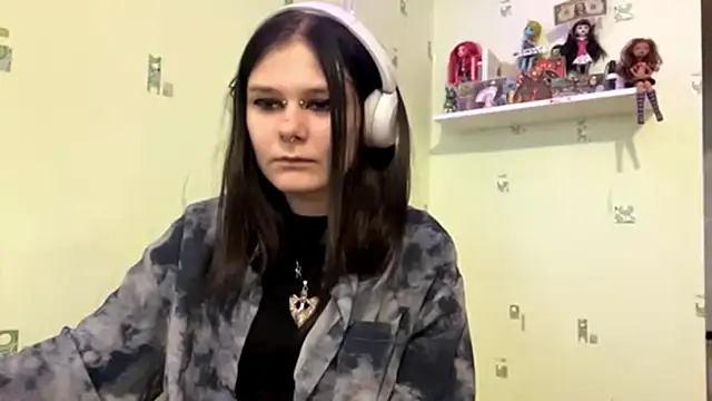 TraceeSchutt online show from 11/30/25, 12:42