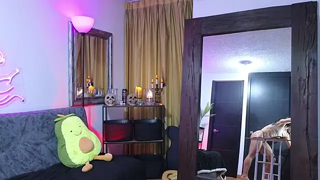 Snapshot of MightyLaura1 chatting on 11/27/25, 10:34 MightyLaura1 online show from 11/27/25, 10:34