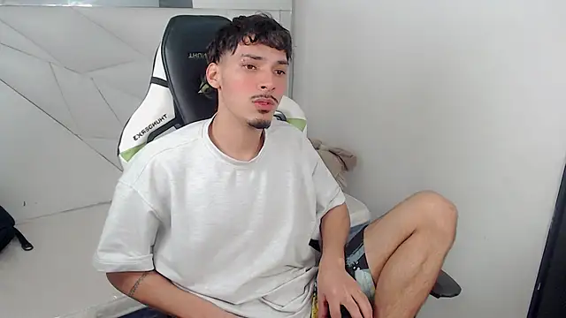 Snapshot of Yankeee_ chatting on 11/26/25, 04:13 Yankeee online show from 11/26/25, 04:13