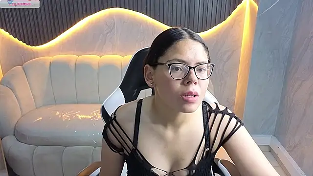 Snapshot of Polly_Tx chatting on 11/30/25, 02:32 Polly Tx online show from 11/30/25, 02:32