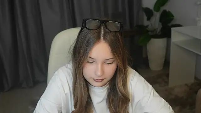 MarinaMarmolejo online show from 11/28/25, 01:03