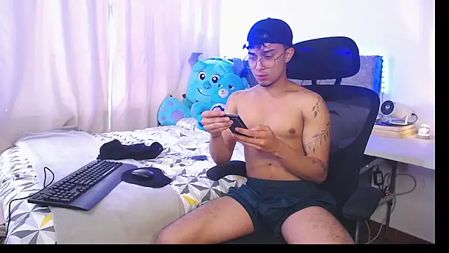 Snapshot of Thyler_west23 chatting on 11/27/25, 03:58 Thyler west23 online show from 11/27/25, 03:58