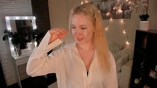 EvelynnFinn online show from 11/30/25, 08:51