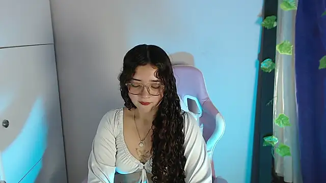 Snapshot of ZoeSinclair_5 chatting on 12/03/25, 07:34 ZoeSinclair 5 online show from 12/03/25, 07:34