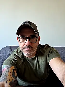 Snapshot of Aresal84 chatting on 12/01/25, 12:32 Aresal84 online show from 12/01/25, 12:32