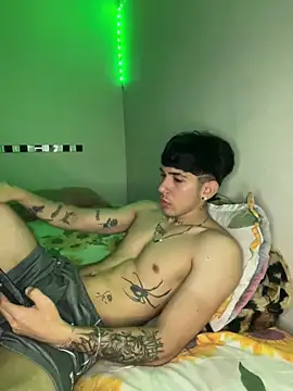 Snapshot of wil_hot chatting on 11/29/25, 05:16 wil hot online show from 11/29/25, 05:16