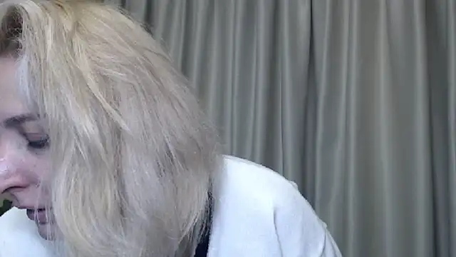 Snapshot of sweetpussy13 chatting on 12/15/24, 08:08 sweetpussy13 online show from 12/15/24, 08:08