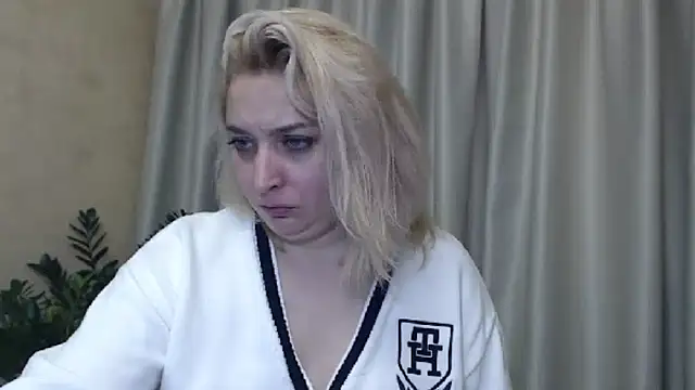 Snapshot of sweetpussy13 chatting on 12/15/24, 11:12 sweetpussy13 online show from 12/15/24, 11:12