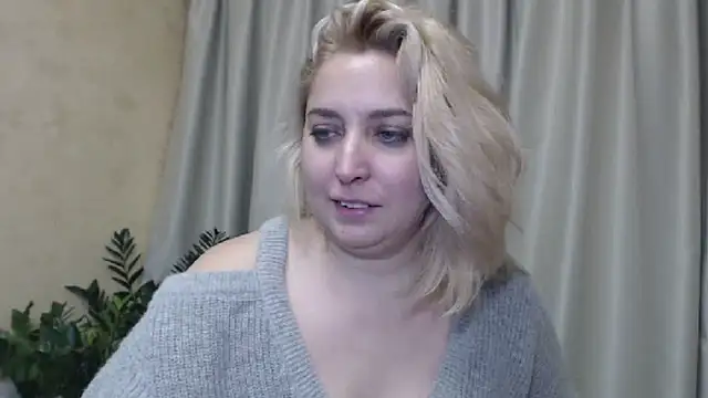 Snapshot of sweetpussy13 chatting on 12/17/24, 12:11 sweetpussy13 online show from 12/17/24, 12:11