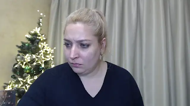 Snapshot of sweetpussy13 chatting on 12/20/24, 09:43 sweetpussy13 online show from 12/20/24, 09:43