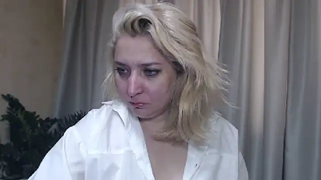 Snapshot of sweetpussy13 chatting on 09/14/25, 06:01 sweetpussy13 online show from 09/14/25, 06:01