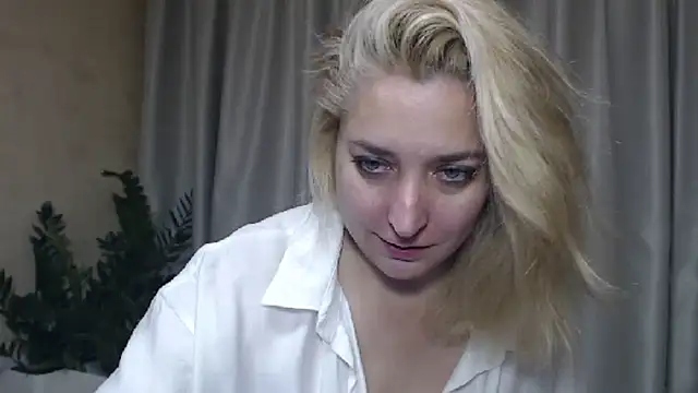 Snapshot of sweetpussy13 chatting on 09/19/25, 05:53 sweetpussy13 online show from 09/19/25, 05:53