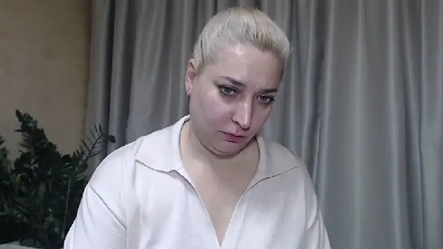 Snapshot of sweetpussy13 chatting on 10/09/25, 05:49 sweetpussy13 online show from 10/09/25, 05:49