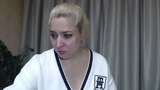 Snapshot of sweetpussy13 chatting on 10/13/25, 06:24 sweetpussy13 online show from 10/13/25, 06:24