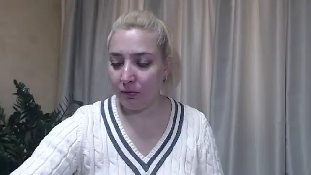 Snapshot of sweetpussy13 chatting on 10/26/25, 06:52 sweetpussy13 online show from 10/26/25, 06:52