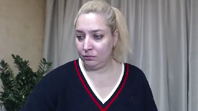 Snapshot of sweetpussy13 chatting on 11/15/25, 06:55 sweetpussy13 online show from 11/15/25, 06:55