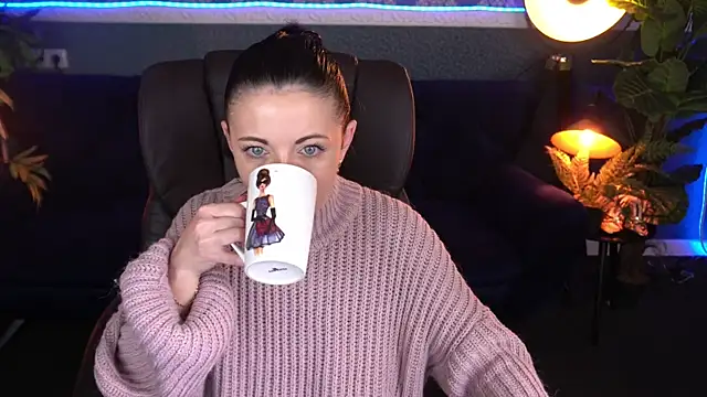 Dafni Monn online show from 11/19/25, 06:46