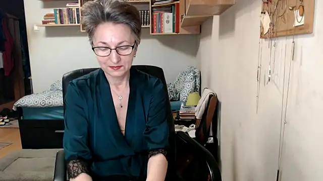 Snapshot of katemodel chatting on 09/18/25, 06:15 katemodel online show from 09/18/25, 06:15