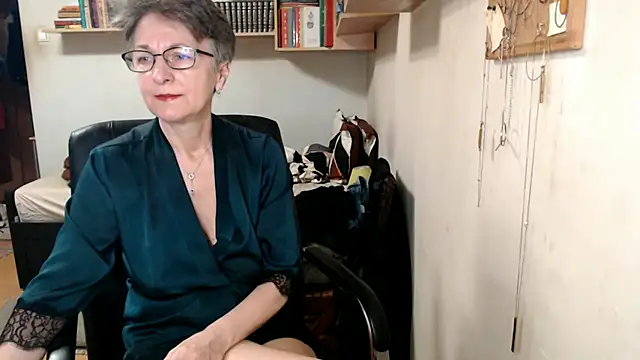 Snapshot of katemodel chatting on 10/27/25, 07:23 katemodel online show from 10/27/25, 07:23