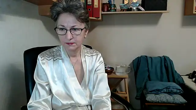 Snapshot of katemodel chatting on 11/16/25, 07:58 katemodel online show from 11/16/25, 07:58