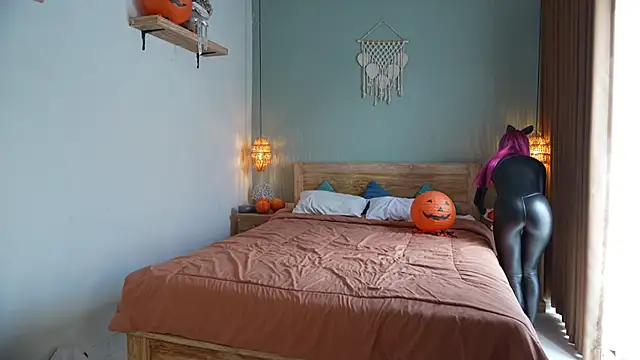 Sarah Pink online show from 10/31/25, 01:39